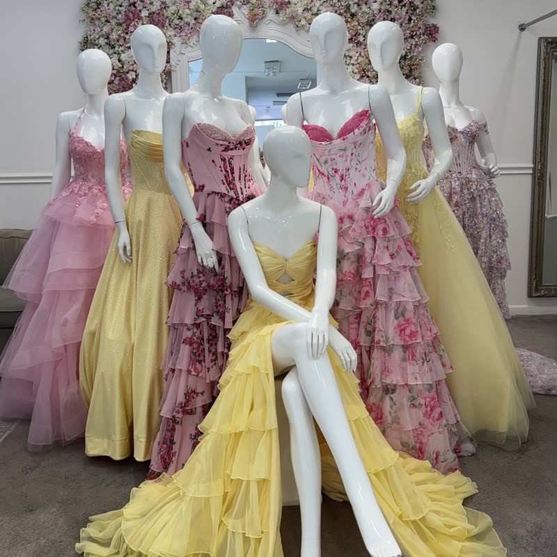 Maturantky 2027 již mohou vybírat své šaty..