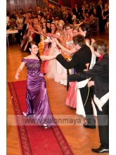 fialové šaty s kameny