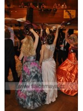 šaty s volnými zády