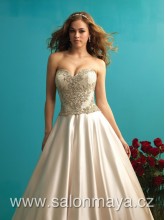 VÝPRODEJ 14 900,00 - Šaty v barvě šampaň s bohatě zdobeným kamínkovým korzetem, saténová sukně, kapsy.