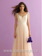 VÝPRODEJ 9900 Kč - Splývavé pudrové šaty na ramínka, krajkový top, volná záda i dekolt kryté tělovým tylem. 