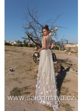 VÝPRODEJ 12900 Kč - Šaty v barvě šampaň s krátkými rukávky, dekolt, záda a rukávky jsou z jemného tělového tylu. Šaty jsou pošity růžovými a slonovými kvítky. 