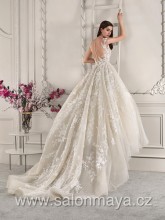  VÝPRODEJ 14900 KČ - Tělové svatební šaty s krémovou krajkou, bahatá tylová sukně, zajímavě řešená holá záda. 