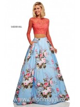 VÝPRODEJ 6500 KČ - Dvojdílné (crop top) šaty, top v corálové barvě s dlouhým krajkovým rukávem, výkroj na zádech, bledě modrá bohatá sukně s květy.