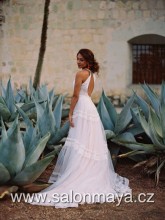 VÝPRODEJ 14900 KČ - Pudrové svatební šaty se zapínáním za krkem, krajkový top, pruhy krajky na sukni. 