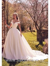 Jednoduché svatební šaty v barvě ivory s padlými ramínky.