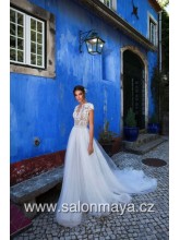  VÝPRODEJ 13900 KČ - Svatební šaty v barvě ivory s krajkovým topem a krátkým rukávem, bohatší sukně s třpytem, kamínkový pásek, volná záda. 