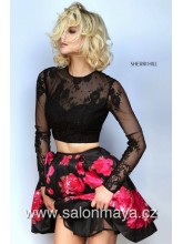 Krátké crop top (dvojdílné) šaty s dlouhými krajkovými rukávy, květovaná sukně.