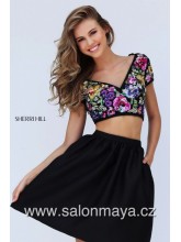 Černé, krátké, dvojdílné (crop top) šaty, top je zdoben barevnými květy.