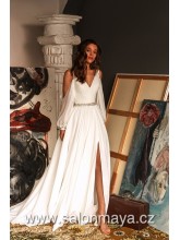 VÝPRODEJ 13900 KČ - Lehké šifónové boho šaty s balonovým rukávem, který má průstřih na ramena. Kamínkový pásek a zdobení na ramenou. Rozparek. 