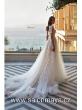 VÝPRODEJ 18900 KČ  - Šaty na ramínka v barvě šampaň přes které je tyl v barvě ivory, Ramínka jsou na zavazování na velké zdobné mašle. 