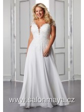 Lehké šifónové šaty, top je zdoben krajkou, padlá krajková ramínka, výkroj na zádech, zdobná krajková vlečka. 