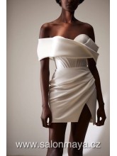 Krátké, korzetové svatební šaty s padlými ramínky, šnerování, rozparek. 