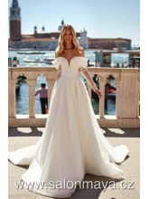 Svatební šaty s rukávy, hladký korzet s padlými ramínky, tylový rukáv s drobnými puntíky, tylová sukně s puntíky, šněrování. 