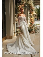 VÝPRODEJ 15900 KČ - Svatební šaty s dlouhým tylovým, balónovým rukávem, které jsou celé pošité drobnými okvětními lístky. 
