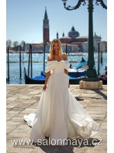 VÝPRODEJ 12900 KČ - Elegantní saténové šaty s mašlí v dekoltu jejíž cípy jsou padlá ramínka. 