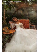 Svatební šaty v barvě ivory s padlými transparentními rukávy, výstřih do V, hladká bohatá sukně. 