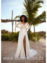 Svatební boho šaty s dlouhými transparentními rukávy, krajkový top, hladká šifónová sukně, rozparek. 