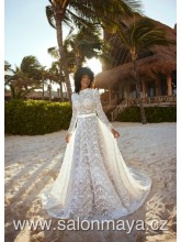 Celokrajkové šaty s dlouhým rukávem, jednoduchý pásek, stojáček, výkroj na zádech, krajka v barvě ivory, tělový podklad. 