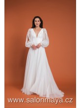 Splývavé šaty s lehkou tylovou sukní, krajkový top, dlouhý balónový rukáv s průstřihem na ramenou.