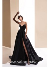 Černé šaty na ramínka z pevného saténu, v podpaží výkroj, rozparek. 