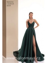 Pudrově růžové šaty na ramínka z pevného saténu, v podpaží výkroj, rozparek. 