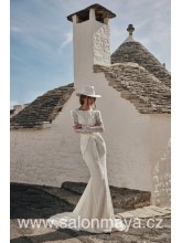 Upnuté celokrajkové boho šaty s dlouhým rukávem, lodičkovým výstřihem, hluboký výstřih na zádech se zavazováním na šnůrky. 