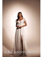 Lehké šifónové šaty, top je pošit dorbnými kvítky, rukávky, zajímavě řešená záda pošita drobnými kvítky, rozparek. 