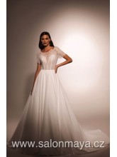 Šaty s bohatou saténovou sukní, top s krátkým rukávem z pavučinkové krajky. 