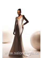 Upnuté elegantní šaty s dlouhým rukávem, hluboký výstřih vpředu i vzadu, květinové zdobení na ramenou. 