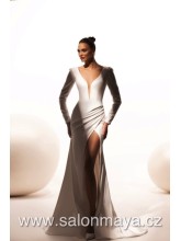 Elegantní, upnuté šaty s dlouhým rukávem, hluboký výstřih vpředu i na zádech, řasení na bocích, vysoký rozparek na levé noze. 