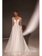 Šaty s dlouhými transparentními rukávy, šaty jsou pošity kvítky, bohatá tylová sukně. 