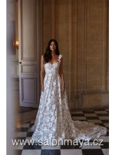 Transparentní šaty s tělovou podšívkou a květinovou krajkou po celé délce, áčkový stříh, na raínkou jsou 3D květy, k šatům je spodnička. 