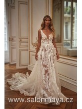 Transparentní šaty s třpytivými květy, pošité květy. Šaty jsou na ramínka, hluboký výstřih do V, šněrování.