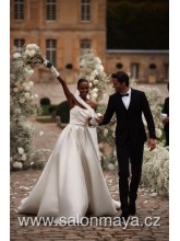 Elegantní svatební šaty z materiálu mikádo, padlá ramínka, korzet je pošit 3D květy, bohatá sukně, šněrování. 