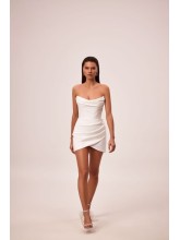 Krátké upnuté svatební šaty v barvě irvory, sklady na sukni i prsou, šněrování. 