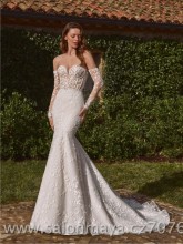 Upnuté šaty střihu mořská panna, korzet, přídavné rukávy, šaty  jsou v tělové (šampaň) barvě zdobené drobnými kvítky v barvě ivory. 