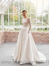 VÝPRODEJ 15900 KČ - Svatební šaty s dlouhými krajkovými rukávy, krajkový top, hladká sukně z materiálu mikádo, kapsy. 