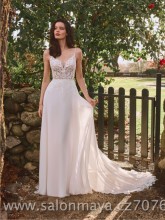 Lehké šifónové šaty v barvě ivory, krajkový top na ramínka, krajkové zdobení se opakuje i na vlečce. 