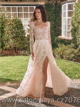 Svatební šaty v barvě šampaň (tělové) s dlouhými rukávem, na šatech jsou drobné kvítky v barvě ivory, rozparek. 