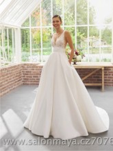 Svatební šaty na ramínka, top je pošit kamínky, sukně z materiálu mikádo, kapsy, výkrov v podpaží, hluboký výstřih do V. 