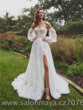 Korzetové šaty v barvě ivory, tylová sukně, rozparek, korzet je pošit krajkovými kvítky, přídavné balónové rukávy. 