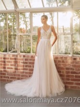 Třpytivé lehké tylové šaty na ramínka, top je zdoben krajkou, áčková sukně. 