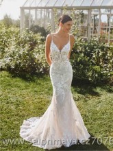 Celokrajkové, upnuté šaty střihu mořská panna na ramínka, hluboký výkroj na zádech. 