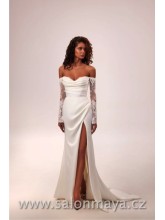 Upnuté svatební šaty ze strečového saténu, krajka na prsou a dlouhé krajkové rukávy, sklady na korzetu, rozparek. 