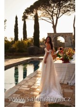 Korzetové, třpytivé svatební šaty s padlými ramínky jsou ručně pošité perlami, přiznaný korzet, šněrování. 