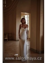 Elegantní upnuté svatební šaty s perličkovými špagetový ramínky, hluboký výstřih na zádech. 