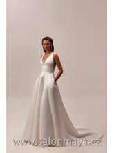 Minimalistické saténové svatební šaty na široká ramínka s hlubokým výstřihem do V, na zádech mají velikou odnímatelnou mašlí, kapsy. 