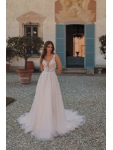 Tylové šaty na široká ramínka, tělový podklad, plastické lístečky, křížení na zádech.