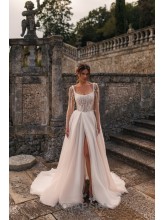 Tylové  šaty s rukávy, vršek pošitý perličkami.